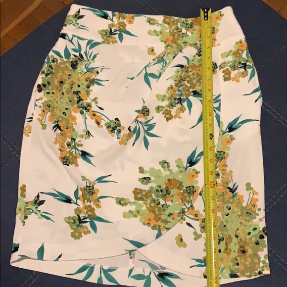 NWOT White with flower skirt - Picture 6 of 7